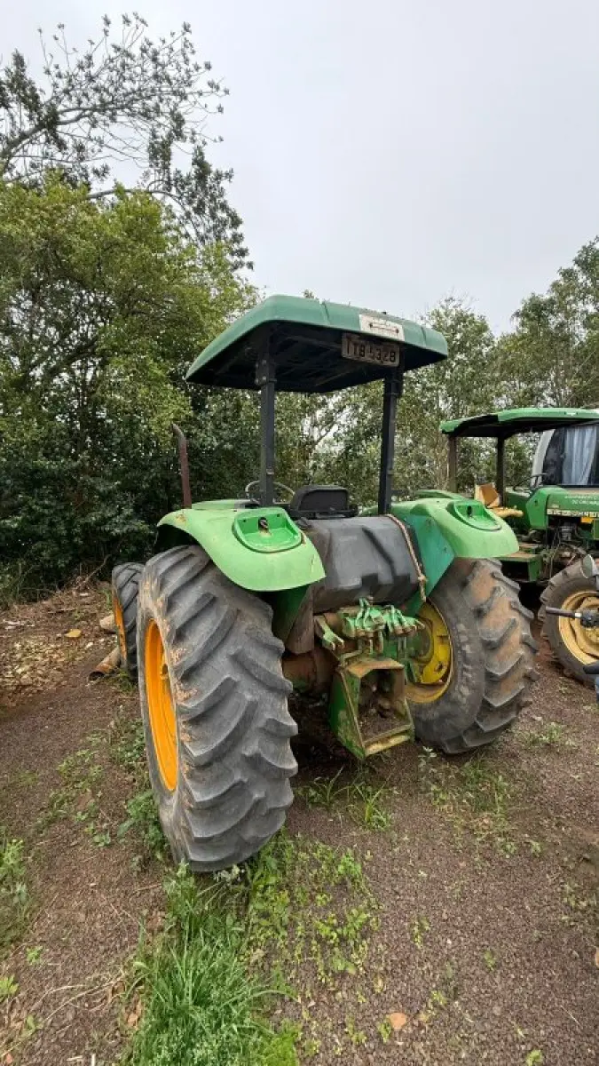 LOTE 004 - Trator John Deere 5085, ano/Model: 2012/2012