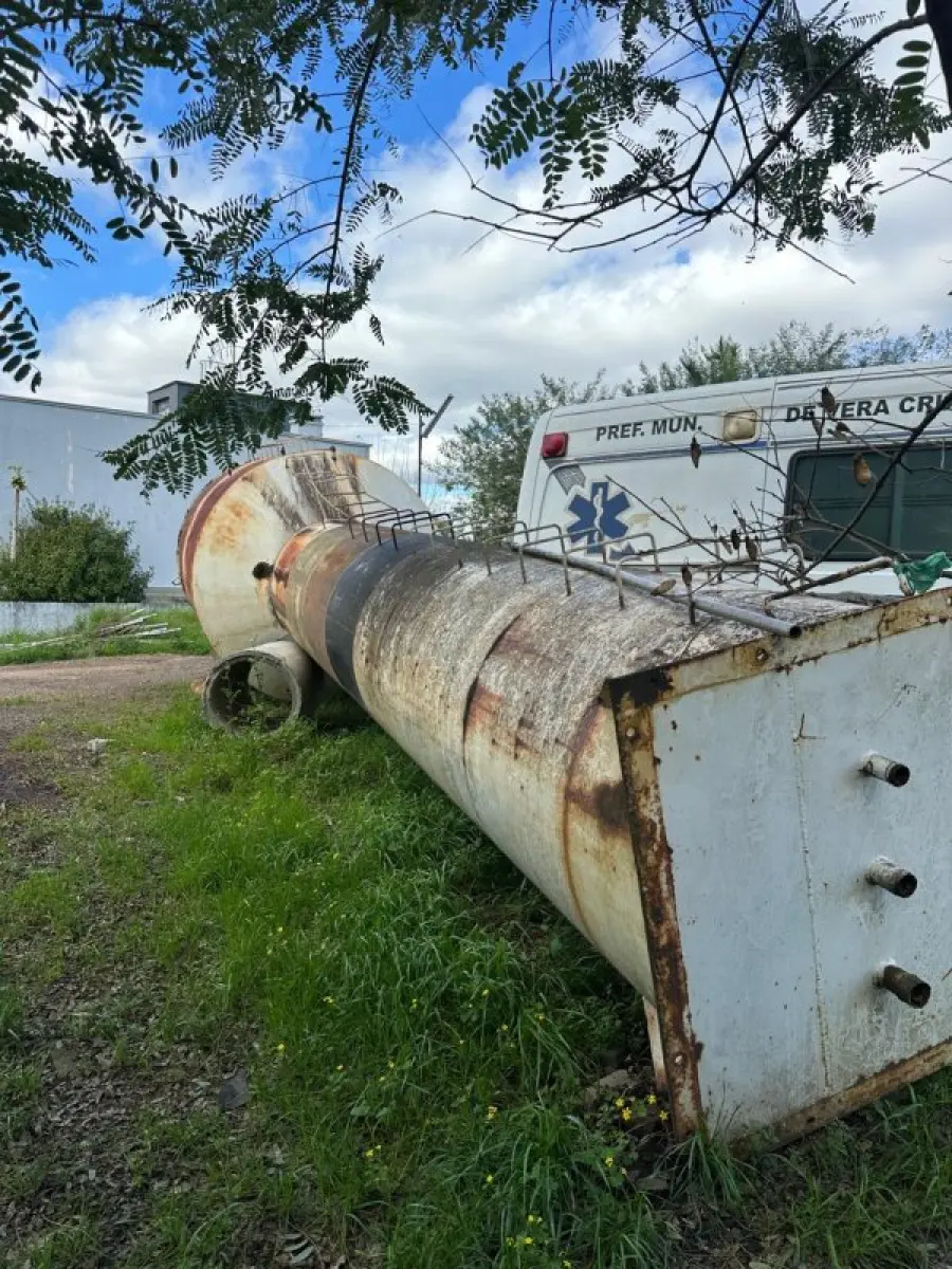 LOTE 012 - Lote de 03 (três) caixas d'água de metal e um duto em chapa
