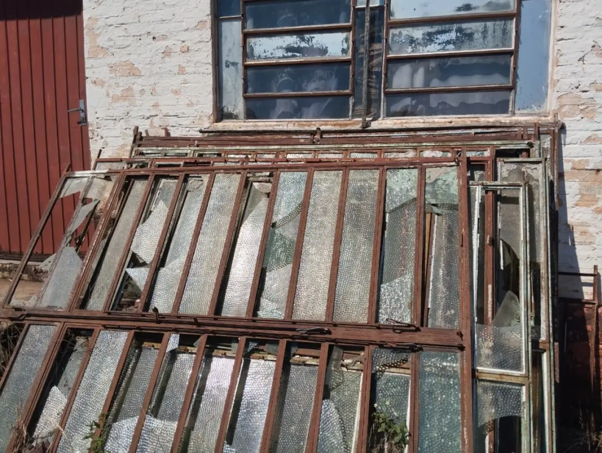 LOTE 018 - Lote de janelas com armação em ferro