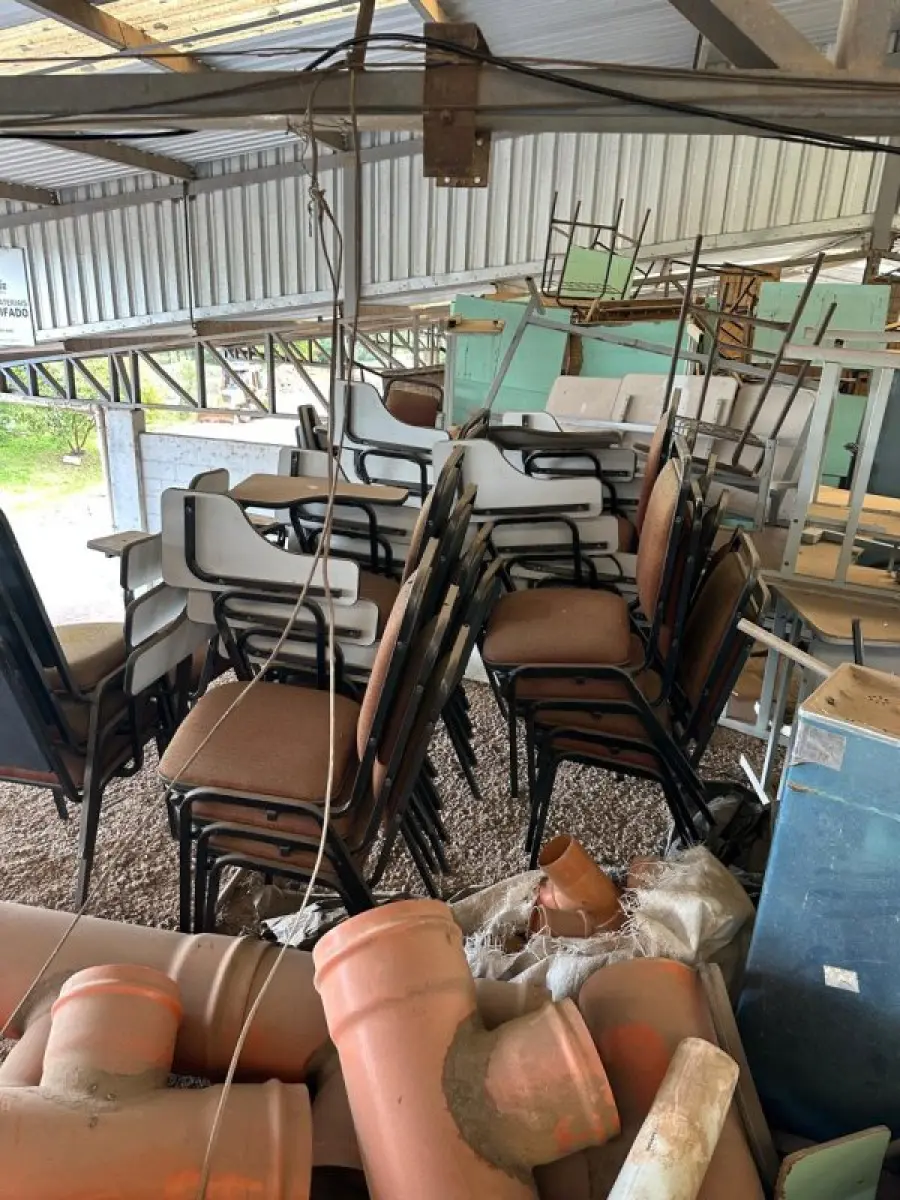 LOTE 015 - Lote de mobiliário em geral e equipamentos diversos