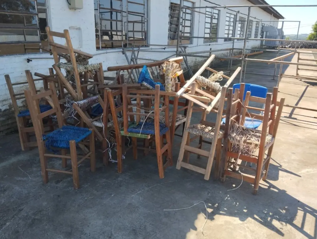 LOTE 016 - Lote de cadeiras
