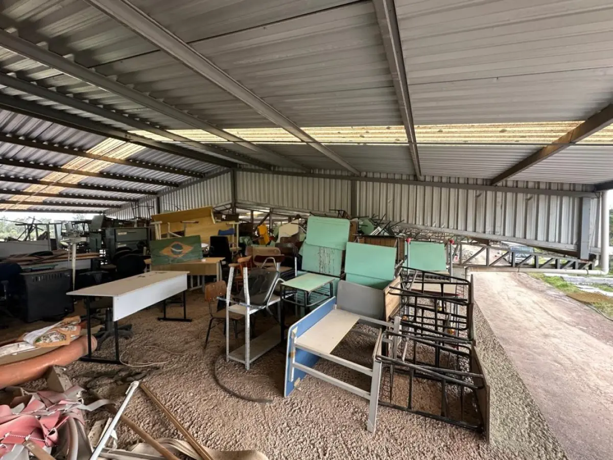LOTE 015 - Lote de mobiliário em geral e equipamentos diversos