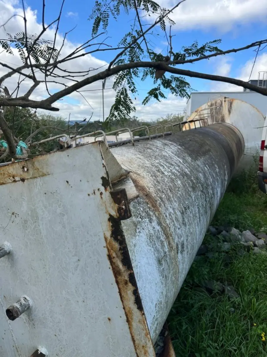 LOTE 012 - Lote de 03 (três) caixas d'água de metal e um duto em chapa