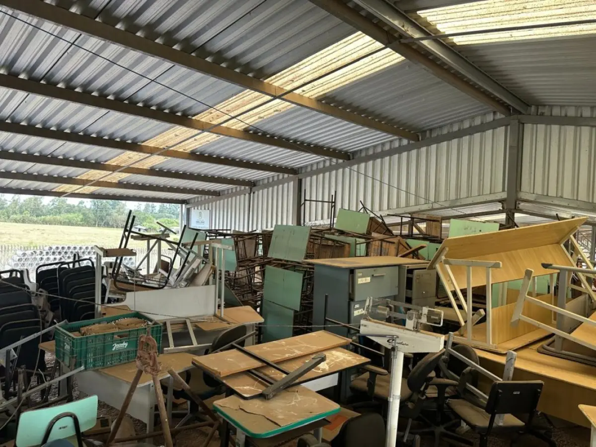Lote de mobiliário em geral e equipamentos diversos
