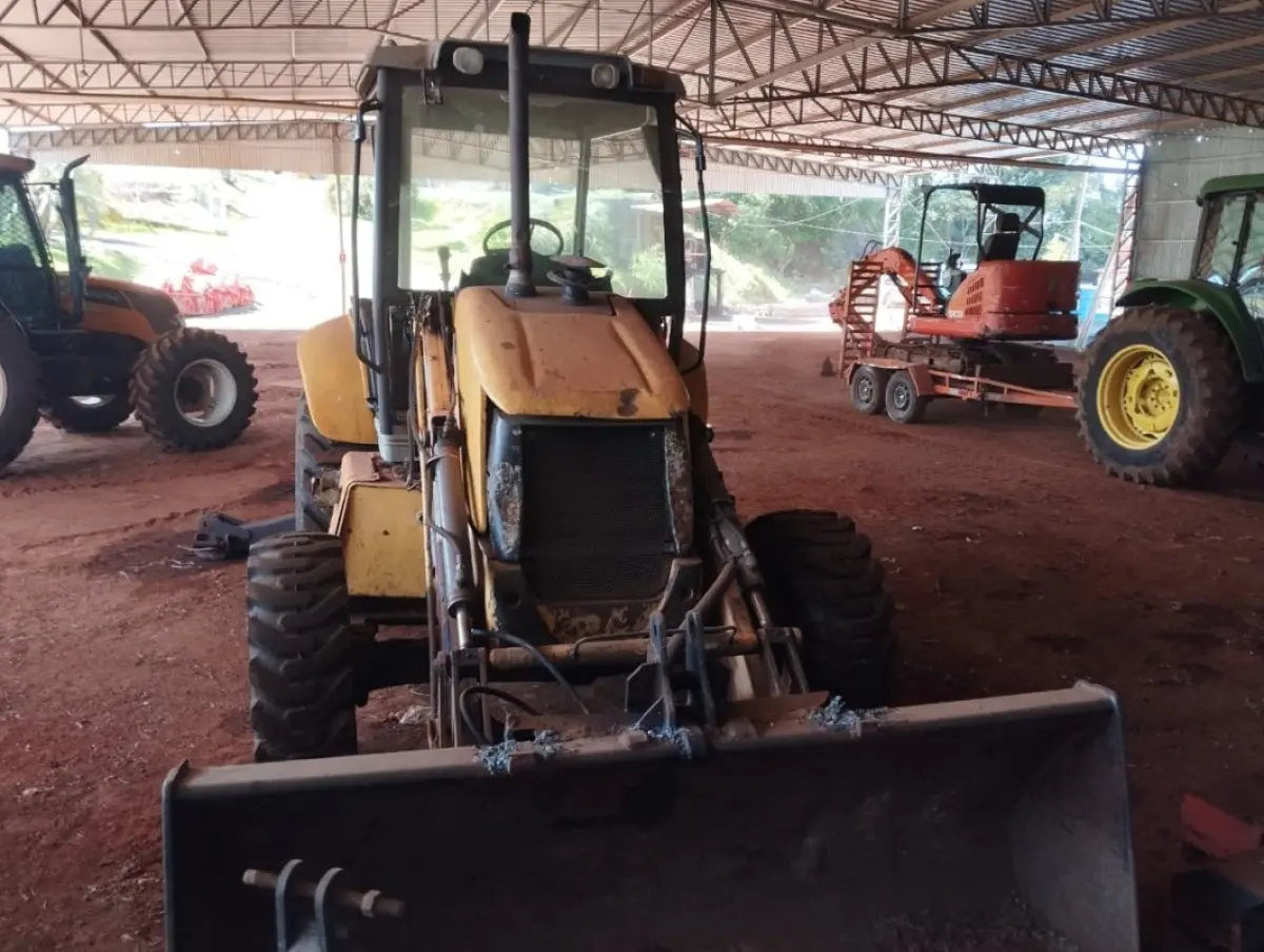 LOTE 028 - Retroescavadeira, New Holand, modelo B90B 4X4