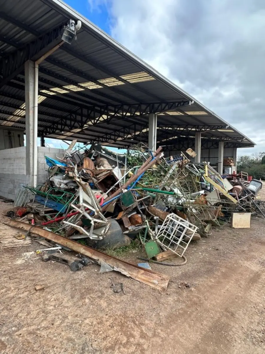 LOTE 015 - Lote de mobiliário em geral e equipamentos diversos