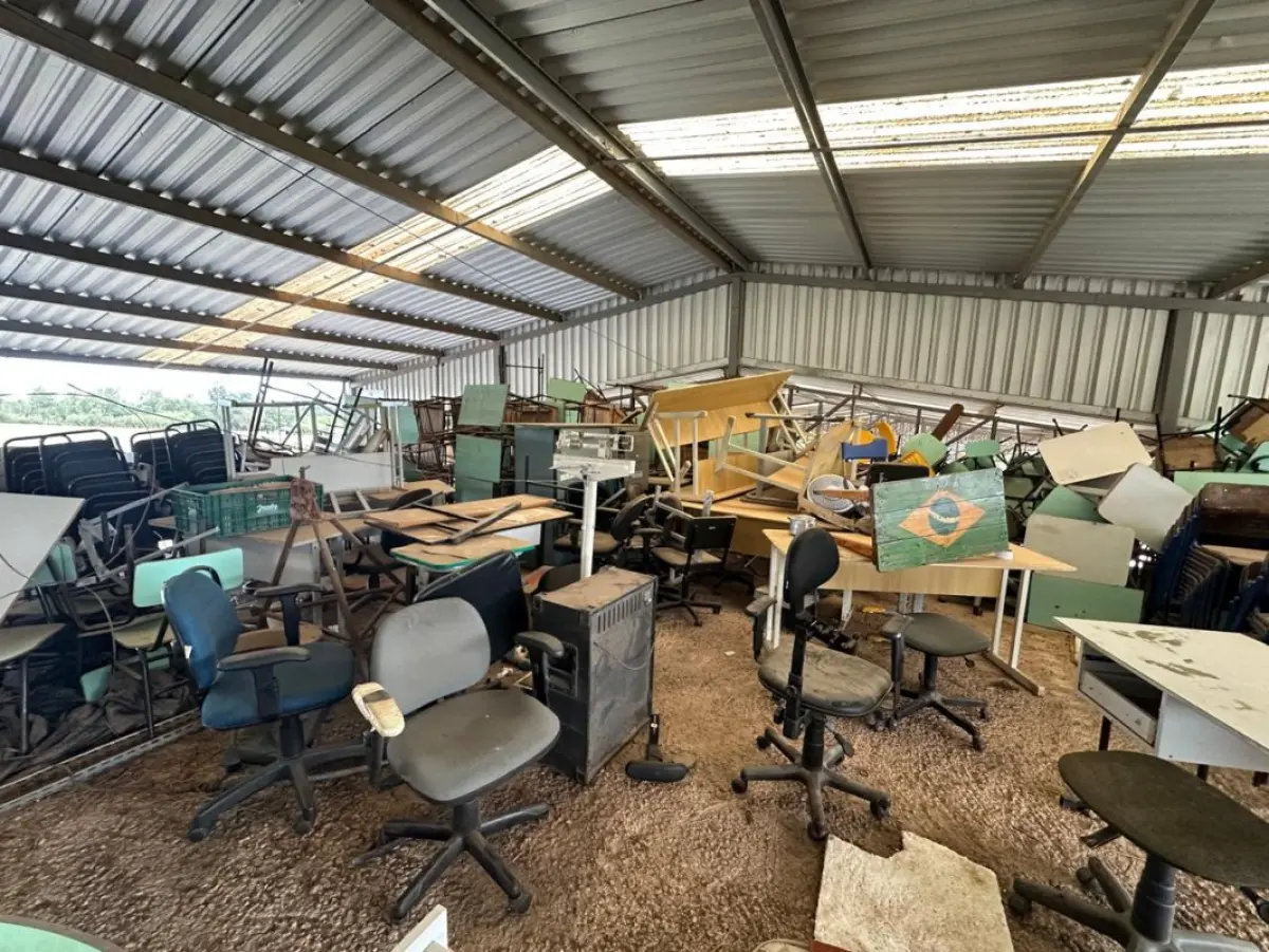LOTE 015 - Lote de mobiliário em geral e equipamentos diversos