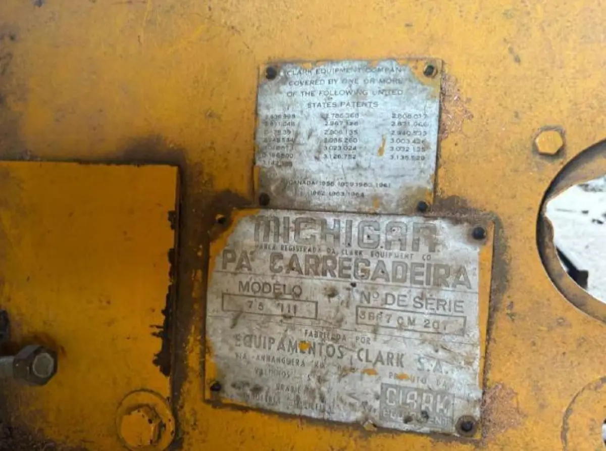 LOTE 001 - Pá Carregadeira - marca Michigan