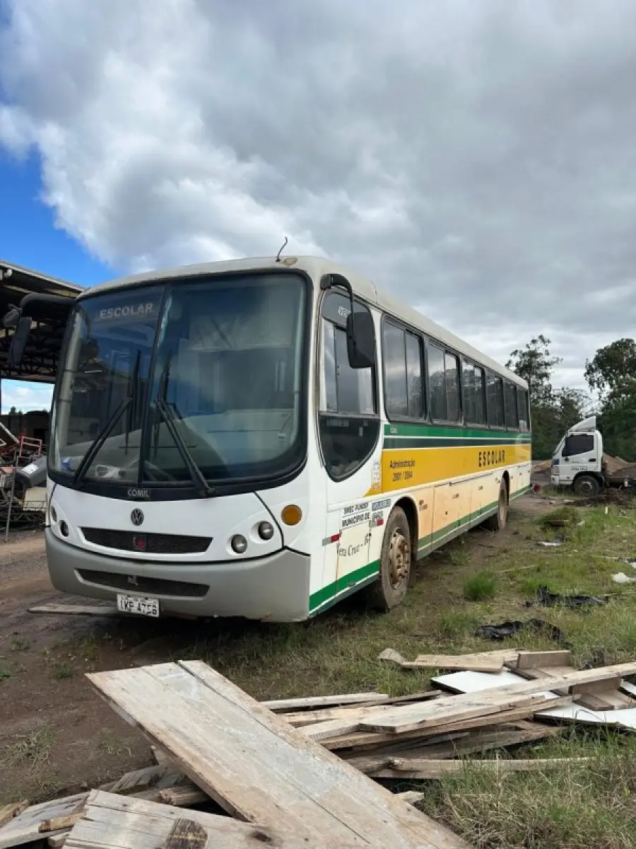 LOTE 006 - Ônibus Volkswagen Comil/Versatile 17-210 - ano/mod. 2002