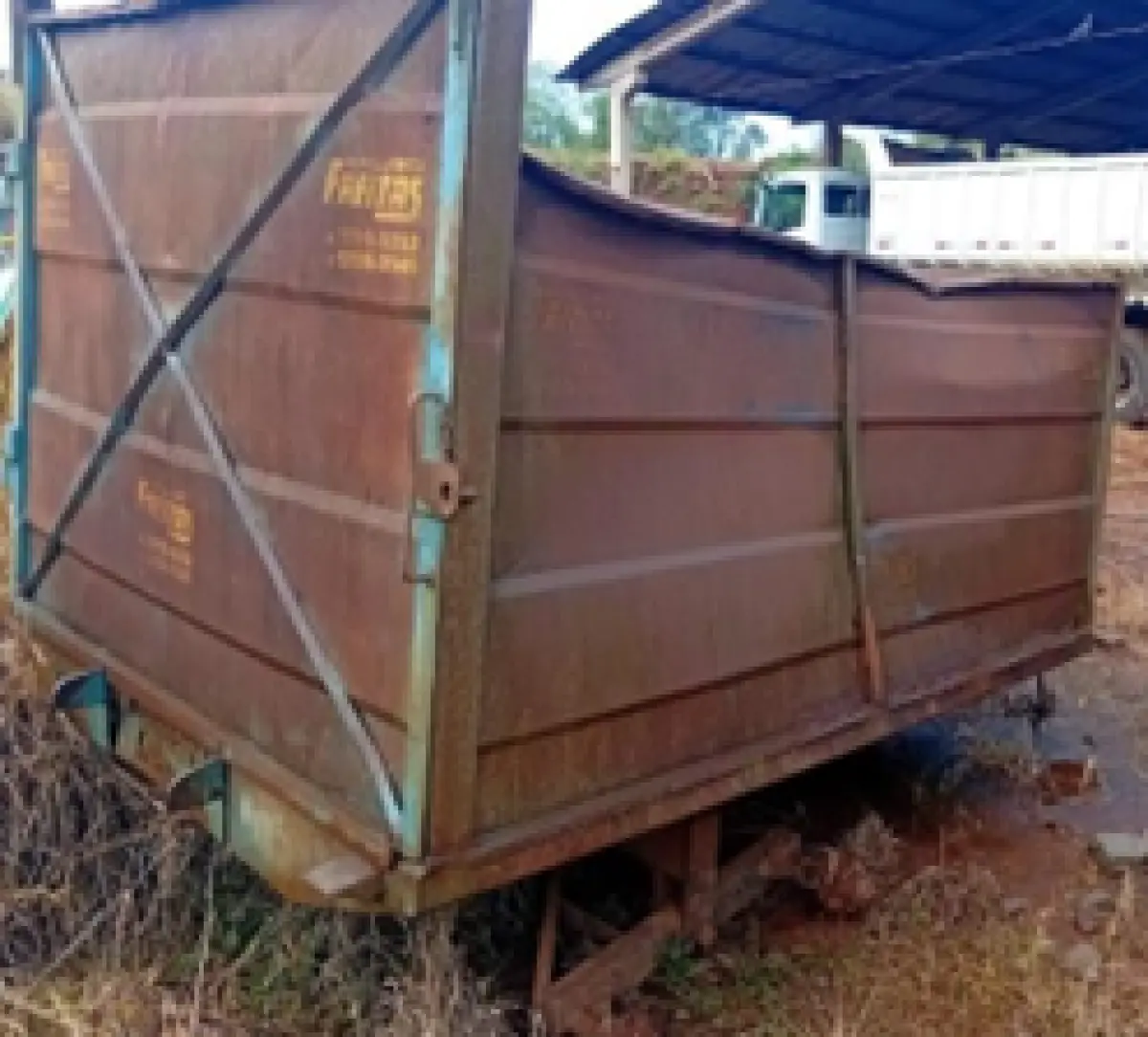 LOTE 006 - CARRETA AGRICOLA BASCULANTE, marca Freitas