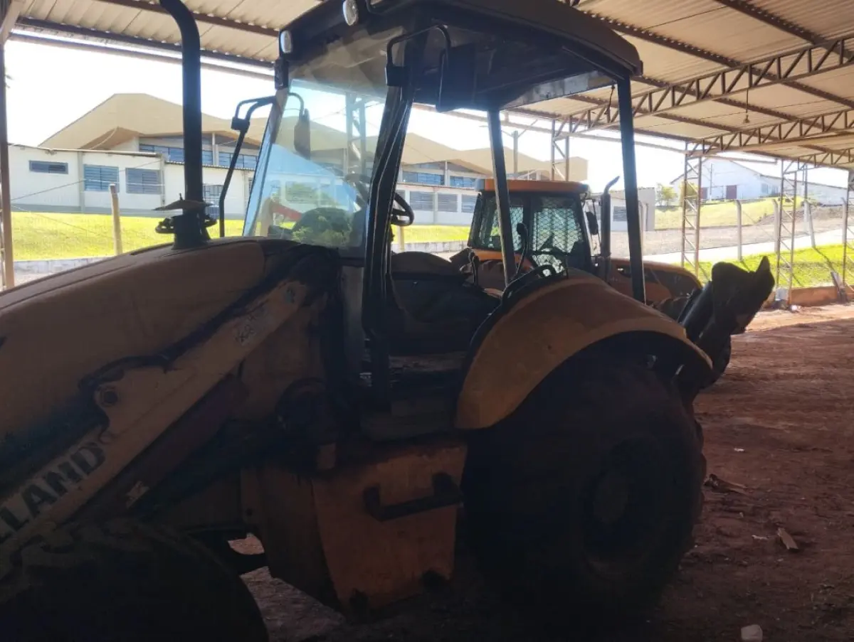LOTE 028 - Retroescavadeira, New Holand, modelo B90B 4X4