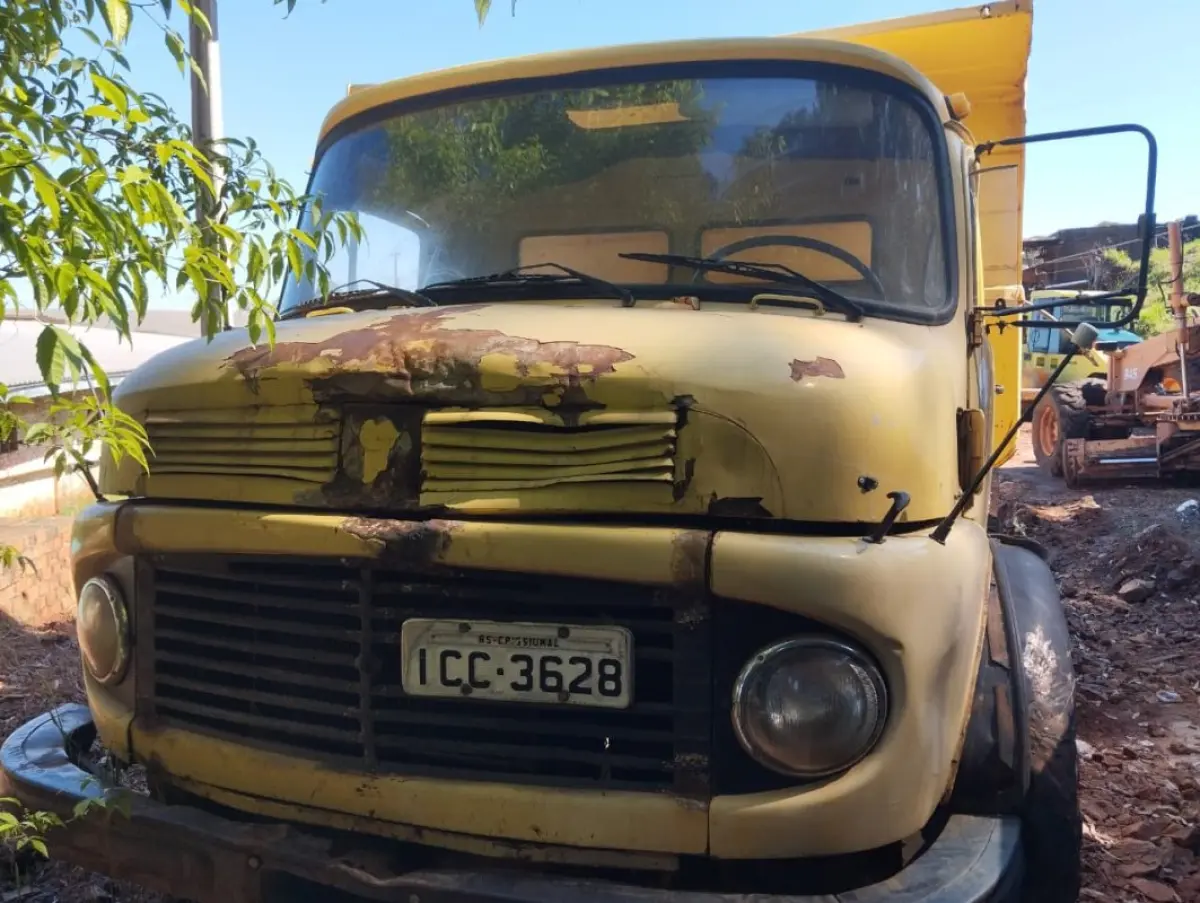 LOTE 007 - Caminhão Basculante Mercedes Benz 1113, cor amarela, ano 1981