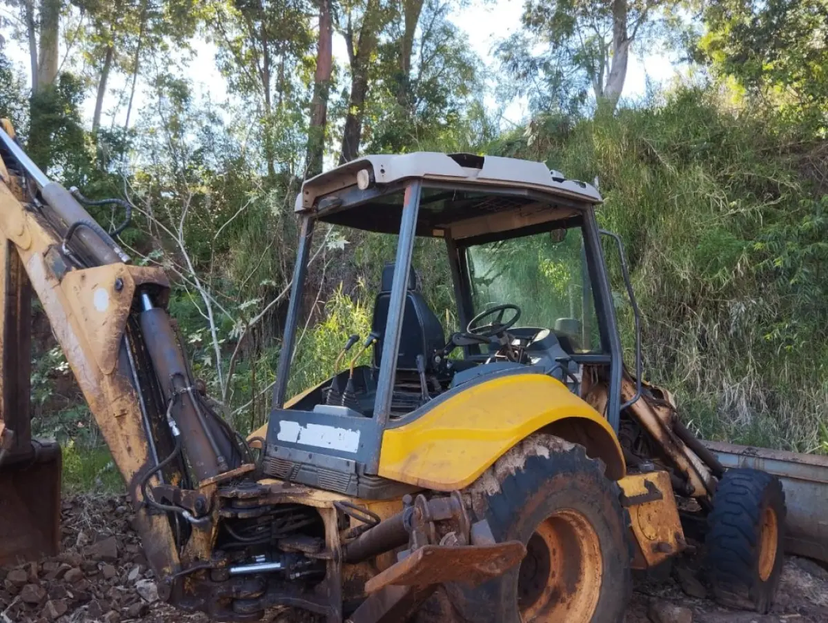 LOTE 029 - Retroescavadeira, marca New Holland, Modelo LB90, Ano 2010