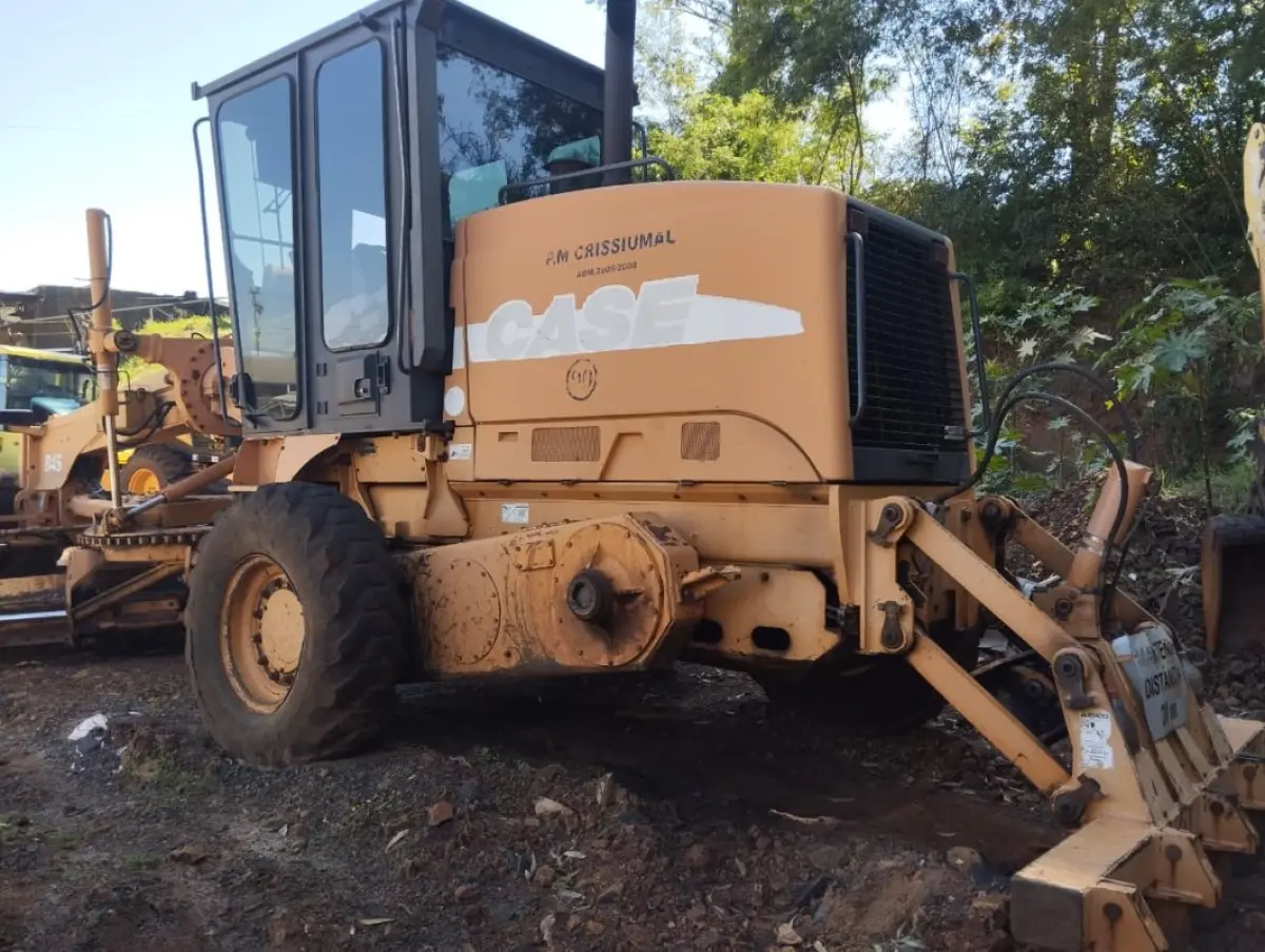 LOTE 025 - Motoniveladora, marca case, modelo 845, c/motor cummmins, ano e modelo 2007