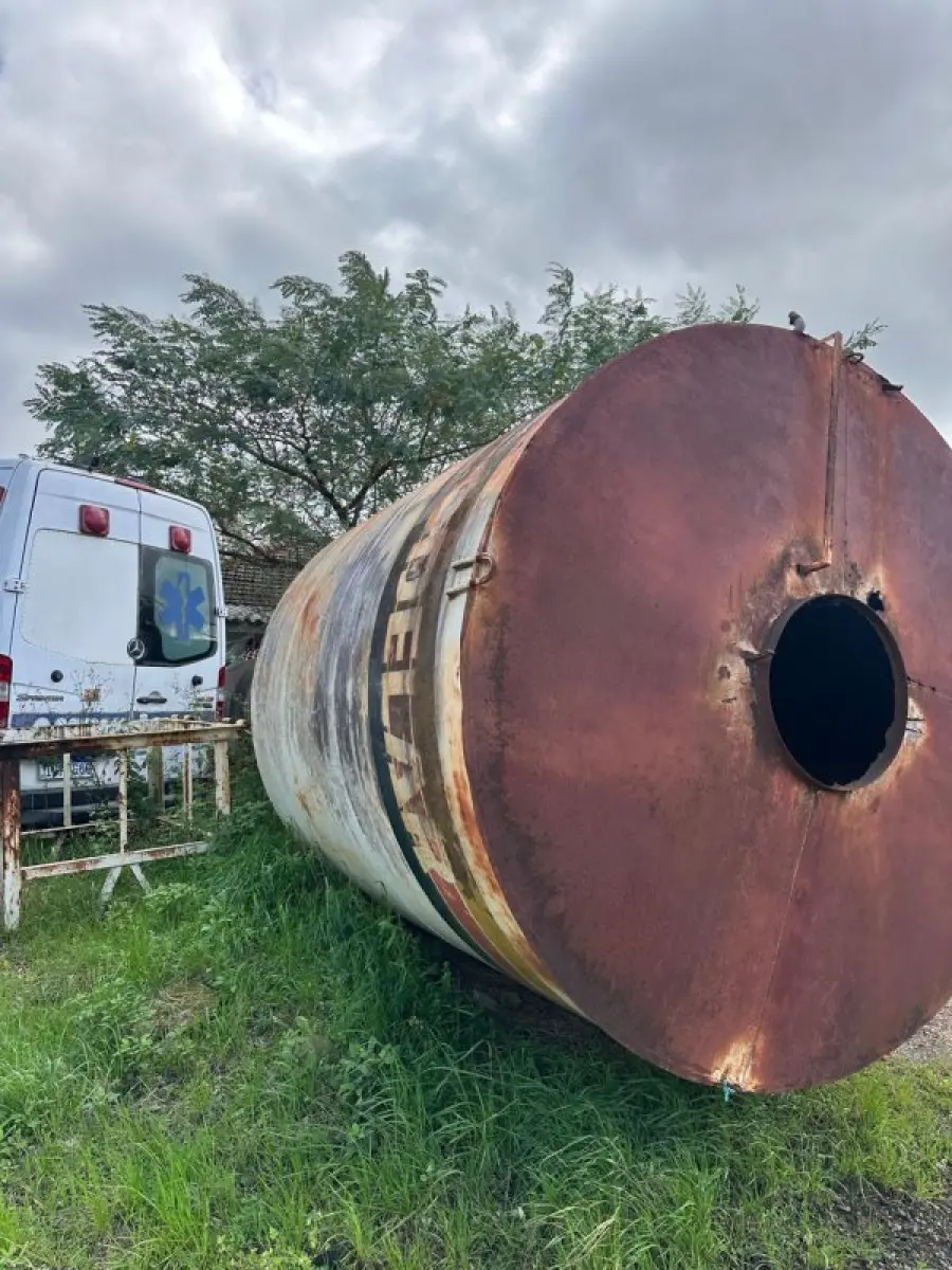 LOTE 012 - Lote de 03 (três) caixas d'água de metal e um duto em chapa