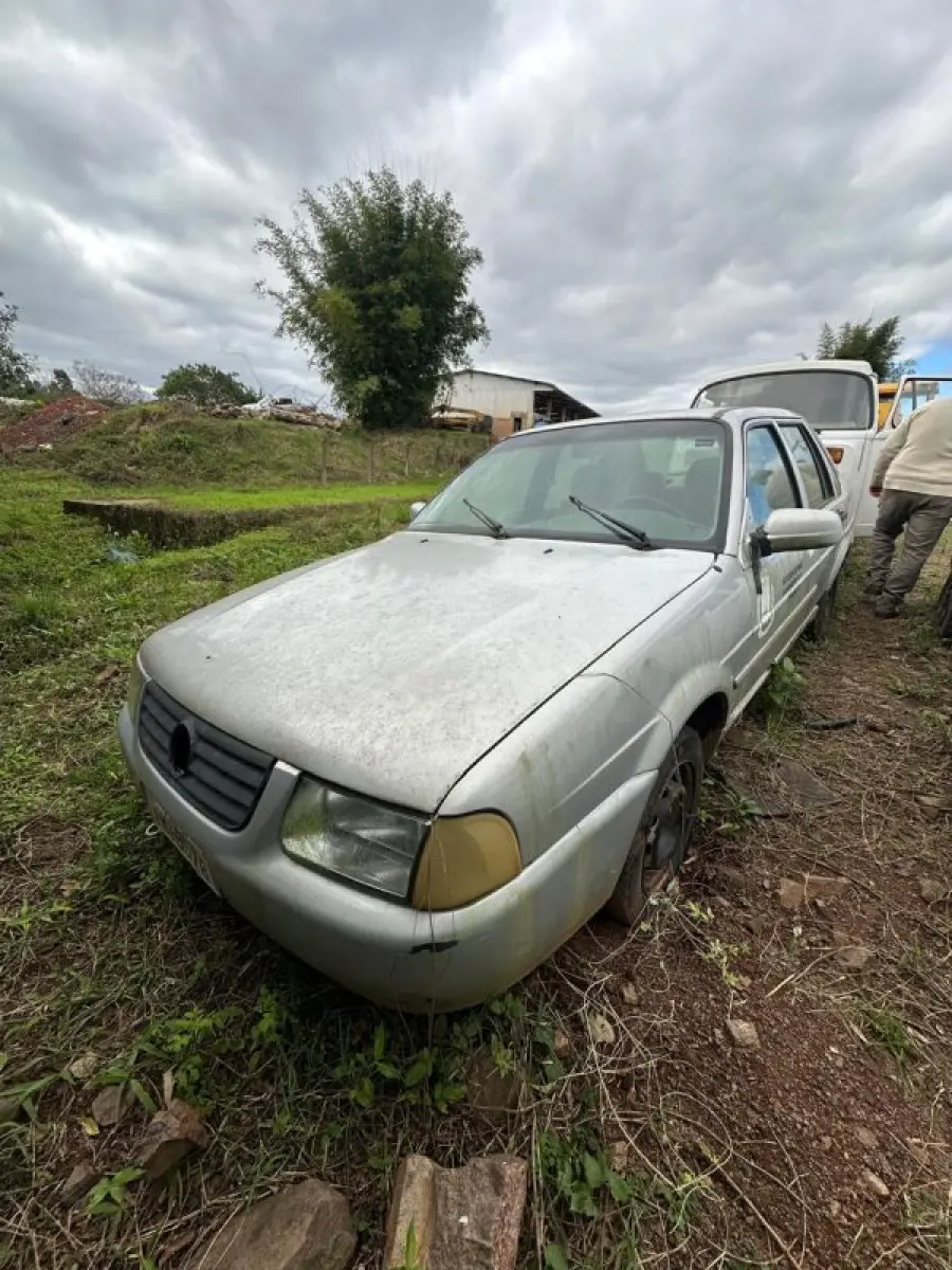 LOTE 008 - Volkswagen Santana 1.8 Mi - ano/mod. 2004/05