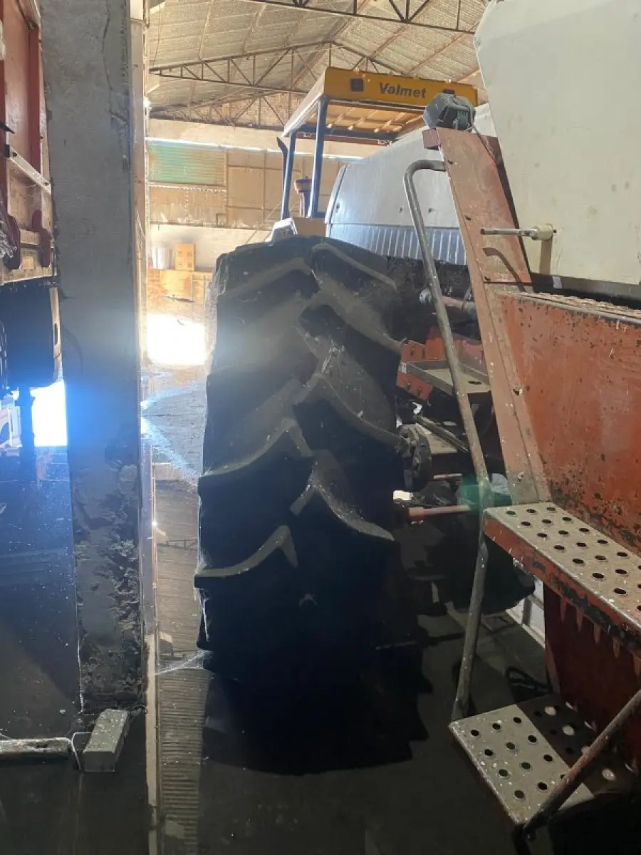 LOTE 002 - Trator - marca CASE 4490