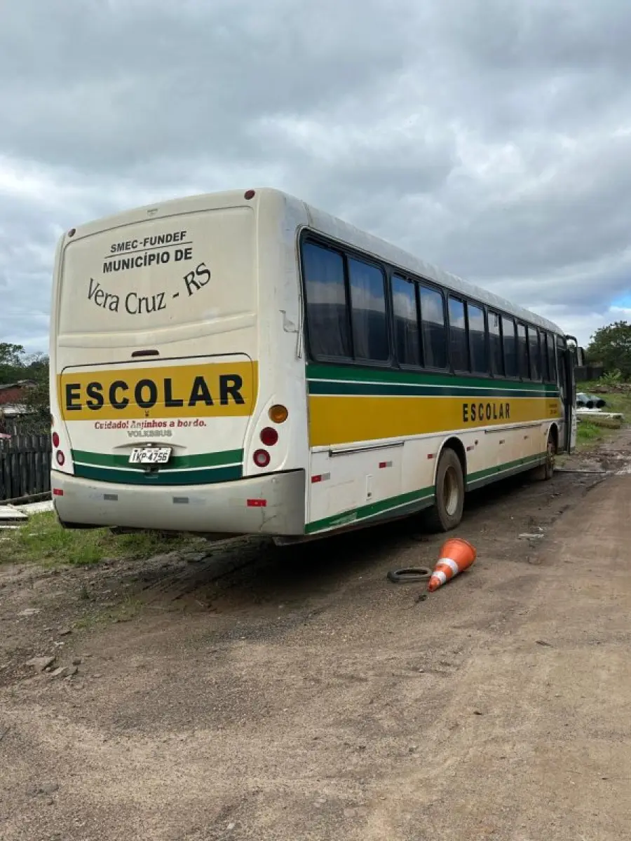 LOTE 006 - Ônibus Volkswagen Comil/Versatile 17-210 - ano/mod. 2002