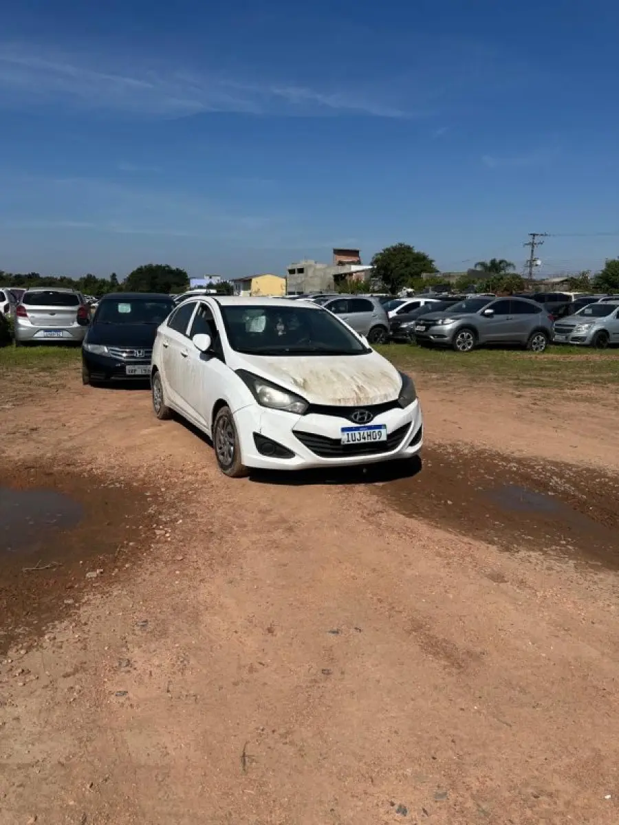 LOTE 001 - HYUNDAI/HB20S 1.6M - Ano/modelo 2013/ 2014