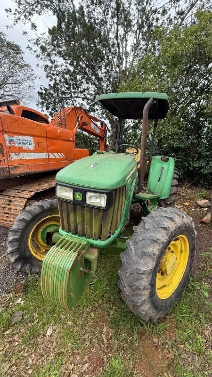 LOTE 003 - Trator John Deere,  ano/model: 2014/2014.