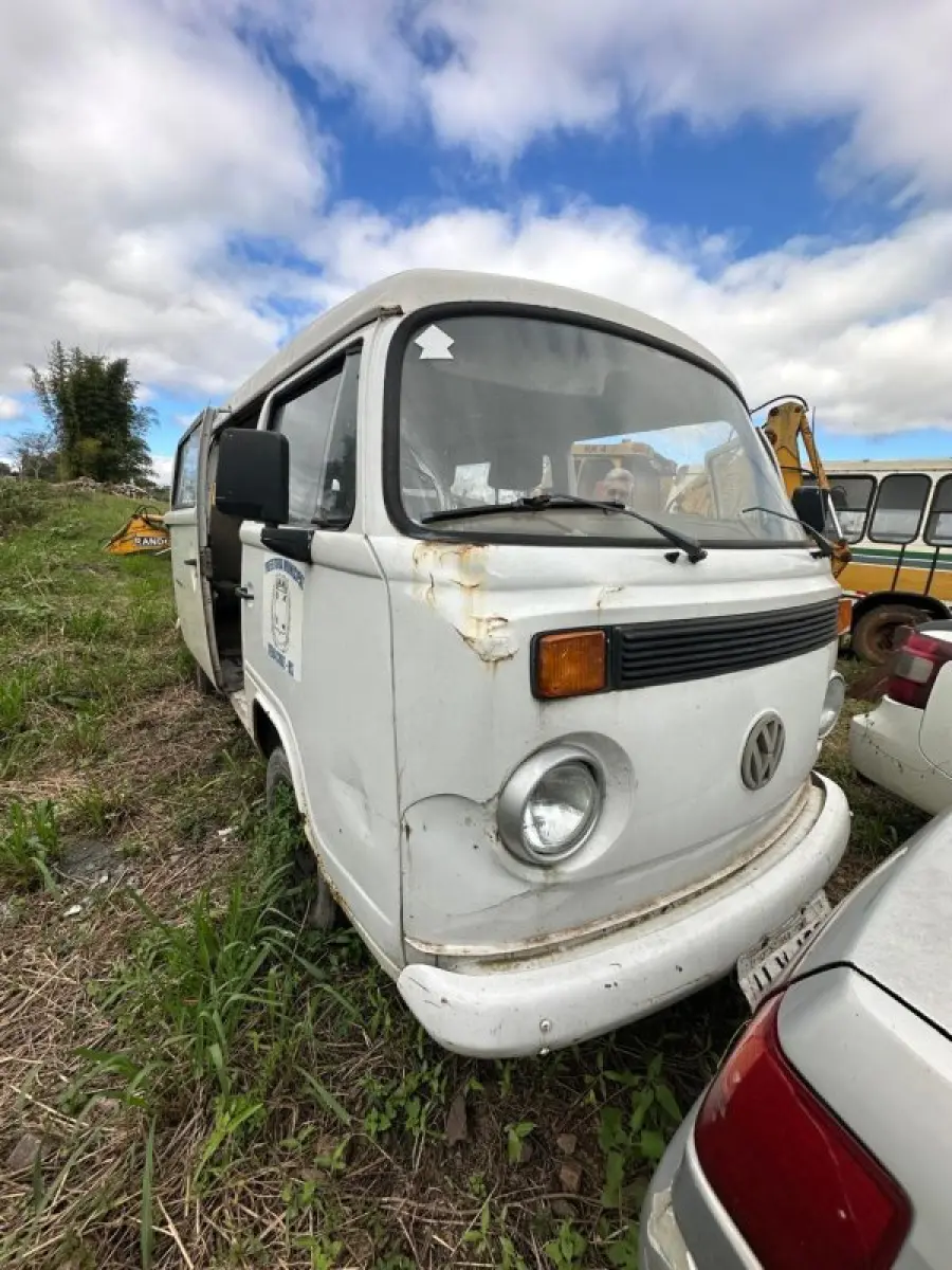 LOTE 009 - Volkswagen Kombi lotação 1.6 MPi - fab/mod. 2004/04