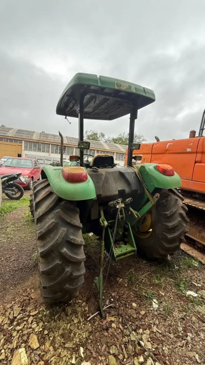 LOTE 003 - Trator John Deere,  ano/model: 2014/2014.