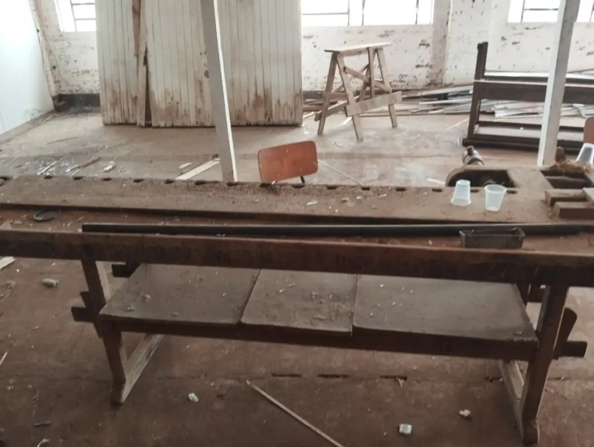 LOTE 005 - Bancada de madeira de 1.70 MTS por 3 MTS de profundidade indústria moveleira