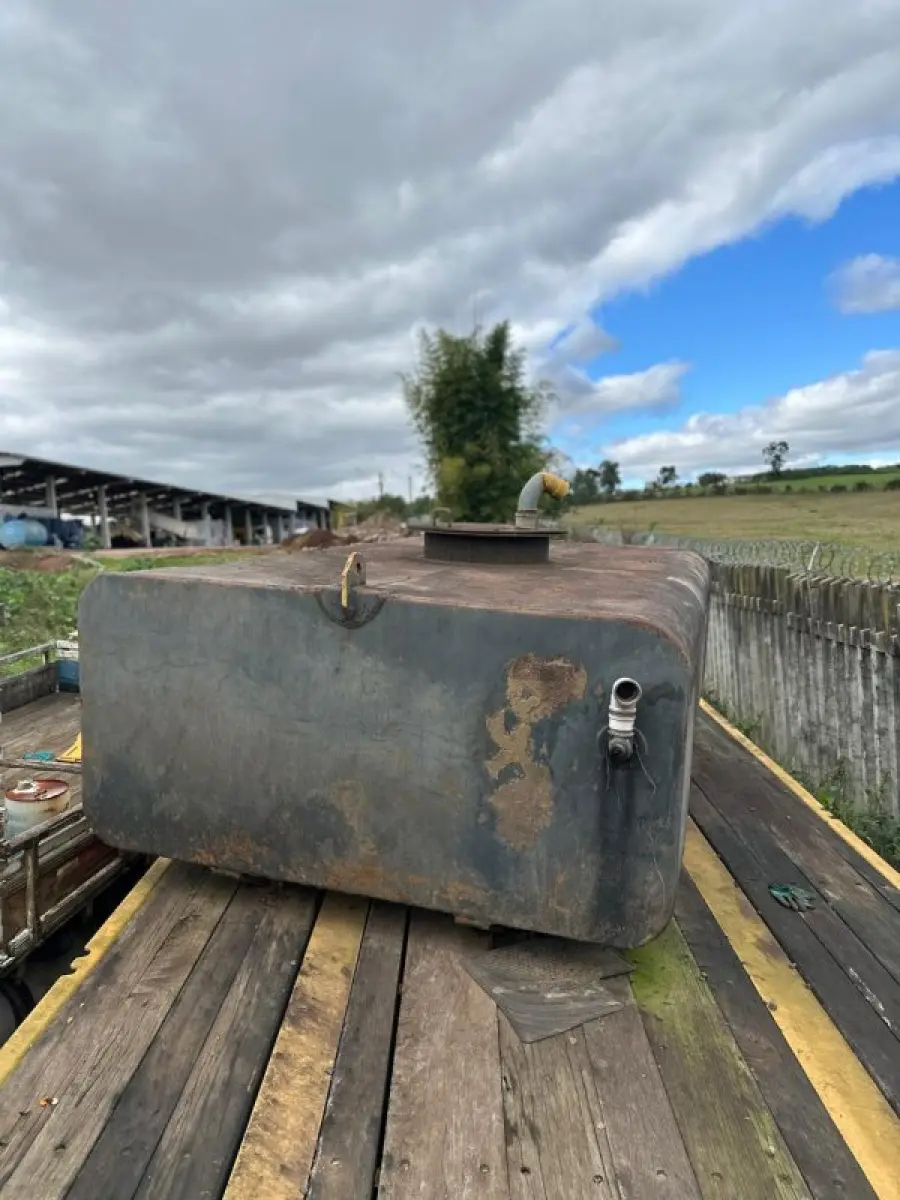 LOTE 021 - Lote de um tanque de metal