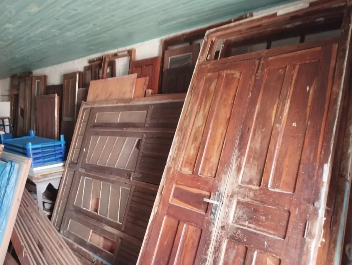 LOTE 019 - Lote de janelas e portas em madeira – usadas/avariadas