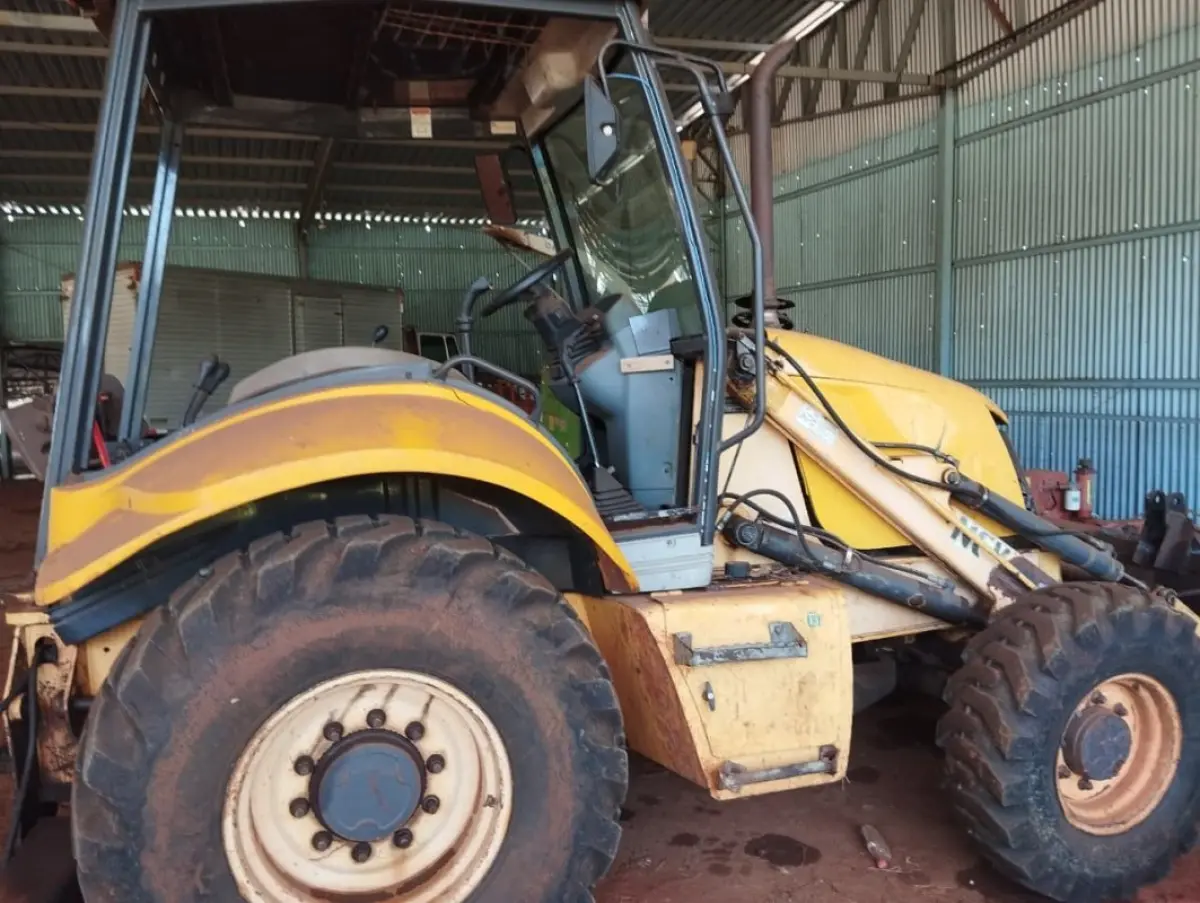 LOTE 028 - Retroescavadeira, New Holand, modelo B90B 4X4