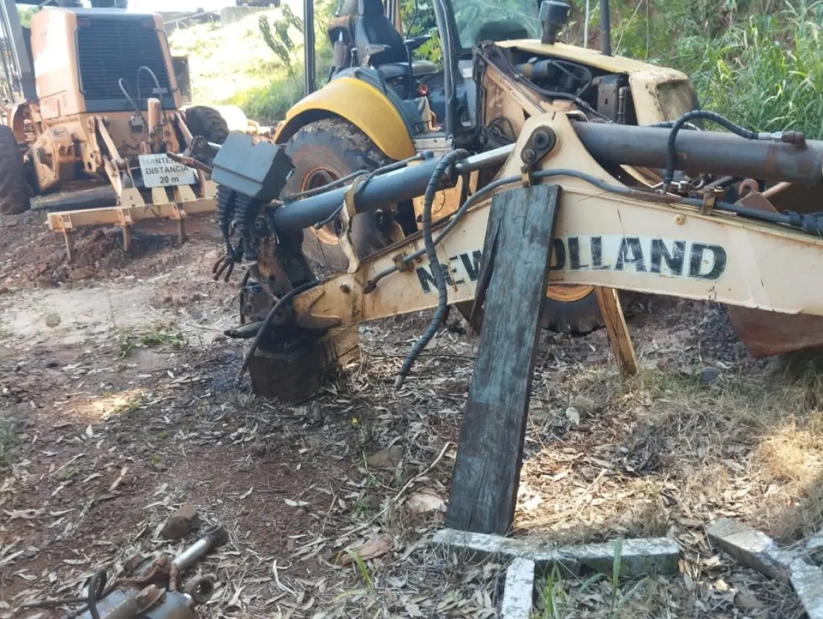 LOTE 028 - Retroescavadeira, New Holand, modelo B90B 4X4
