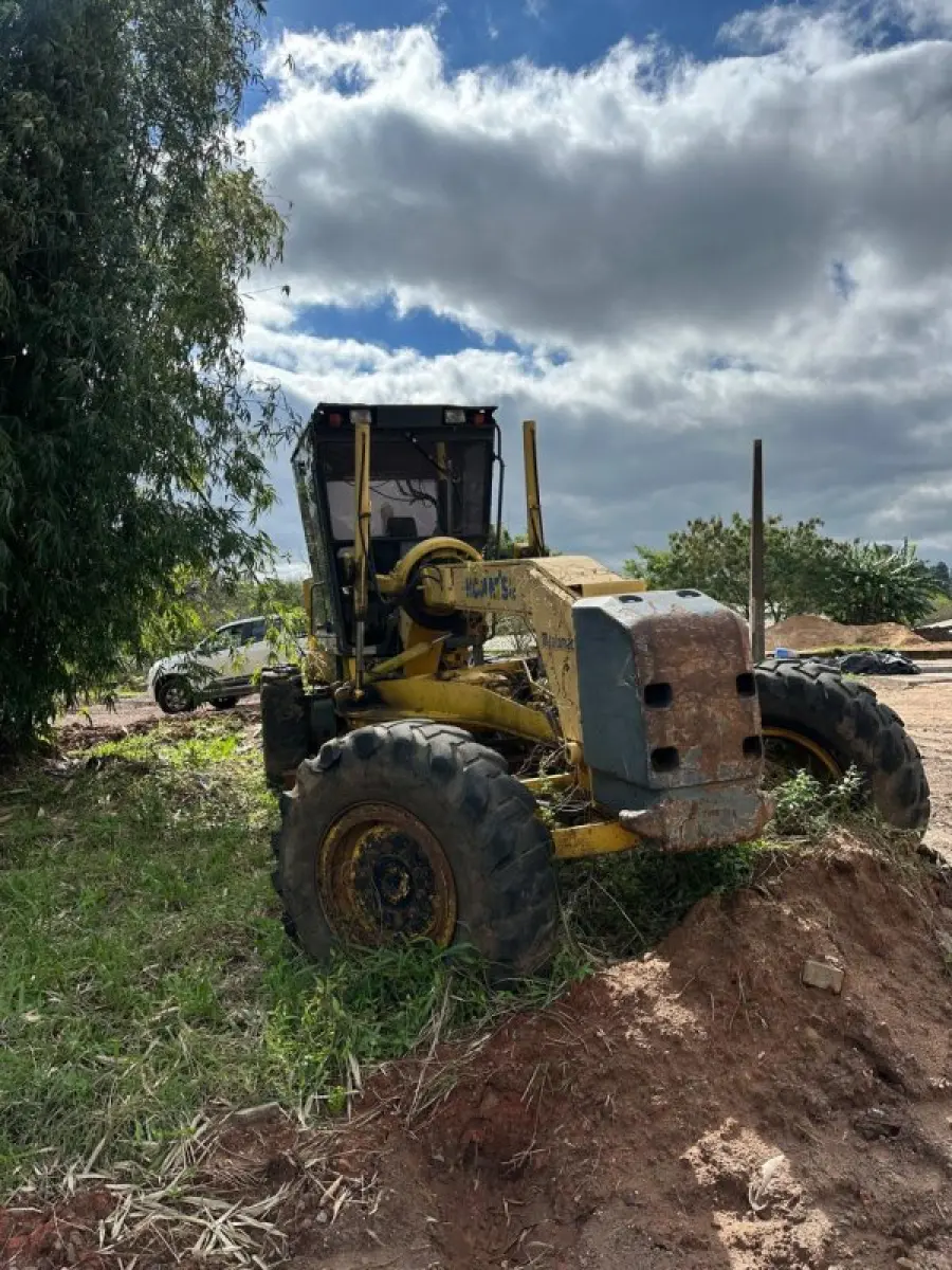 LOTE 011 - Motoniveladora Komatsu GD 555-3 - ano 2006