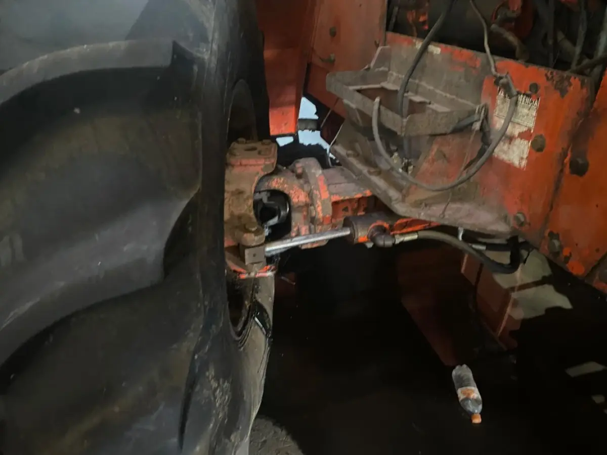 LOTE 002 - Trator - marca CASE 4490