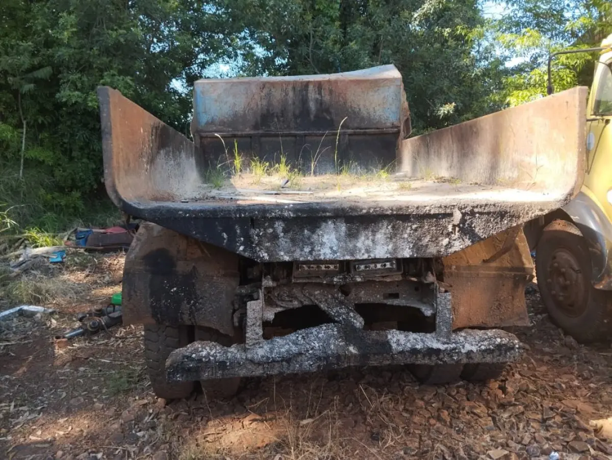 LOTE 008 - Caminhão caçamba MB 1113, ano 1973