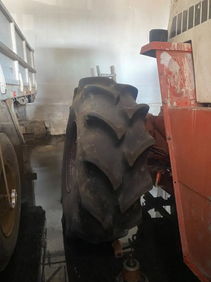 LOTE 002 - Trator - marca CASE 4490