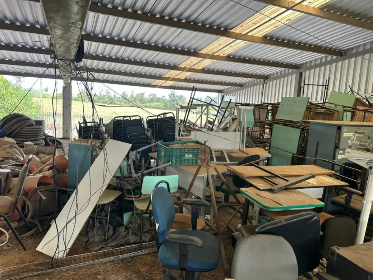 LOTE 015 - Lote de mobiliário em geral e equipamentos diversos
