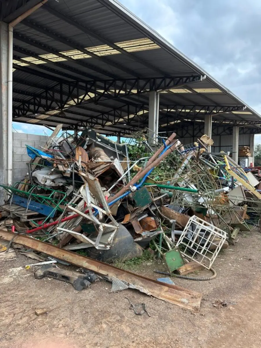LOTE 015 - Lote de mobiliário em geral e equipamentos diversos