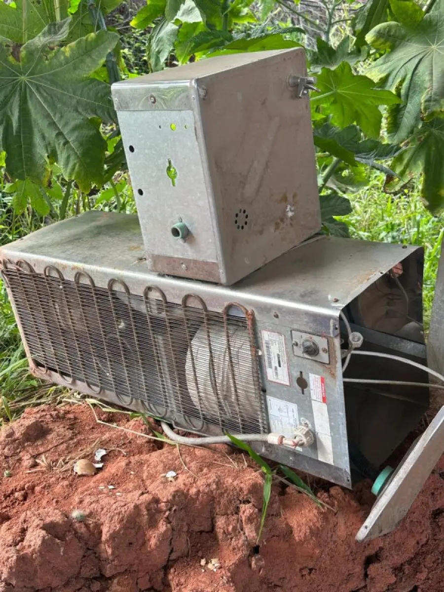 LOTE 019 - Lote de 01 torno para madeira, 01 refrigerador, 01 fogão e forno industrial dentre outros itens