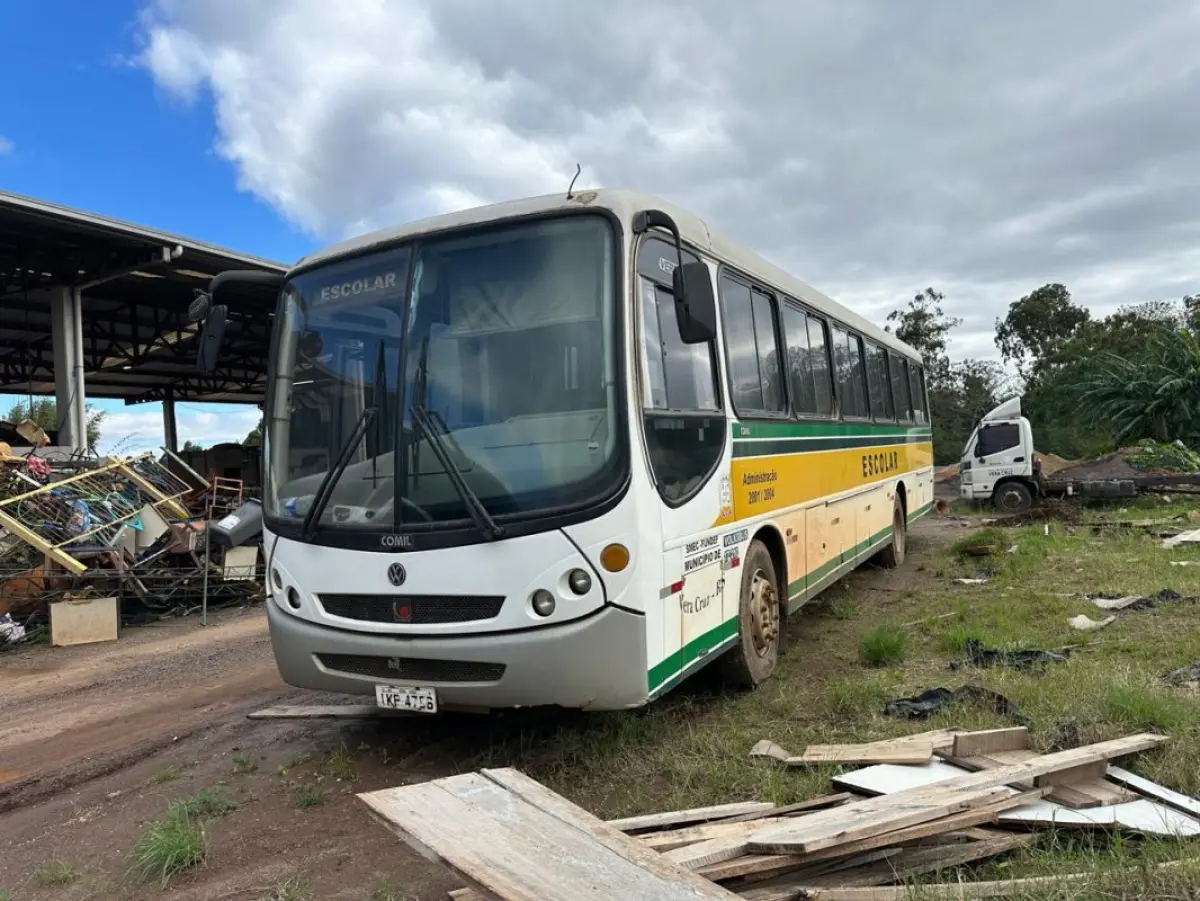 LOTE 006 - Ônibus Volkswagen Comil/Versatile 17-210 - ano/mod. 2002