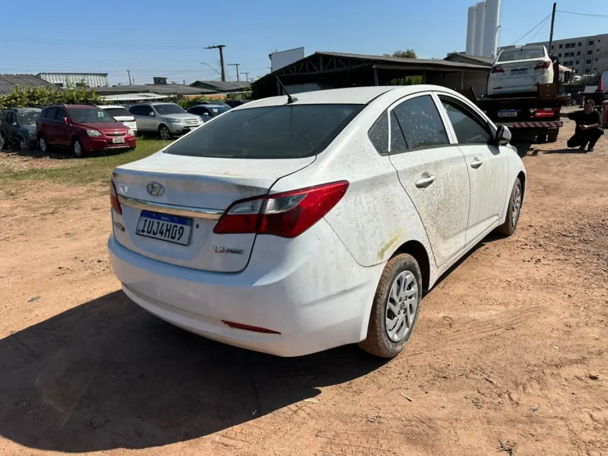 LOTE 001 - HYUNDAI/HB20S 1.6M - Ano/modelo 2013/ 2014