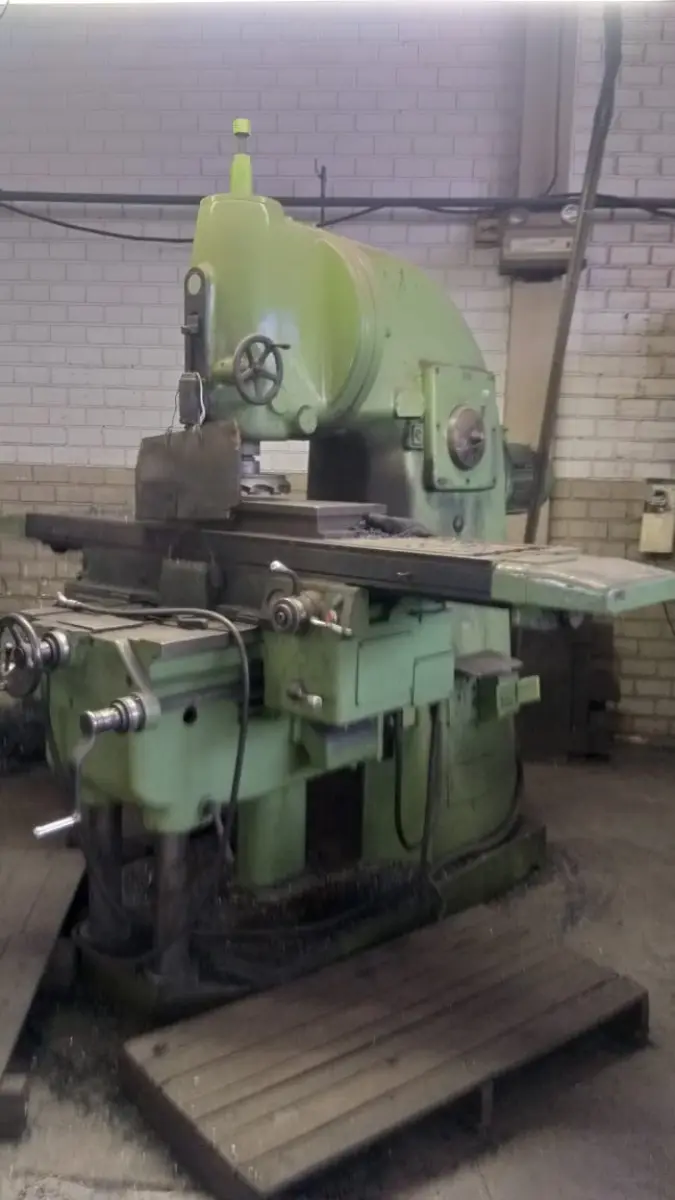 LOTE 016 - Maquina Fresadora, marca TOS KURIN