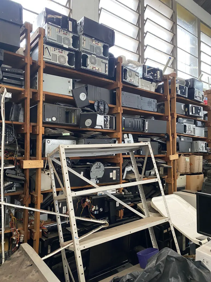 LOTE 009 - Sucatas em geral de equipamentos eletrônicos