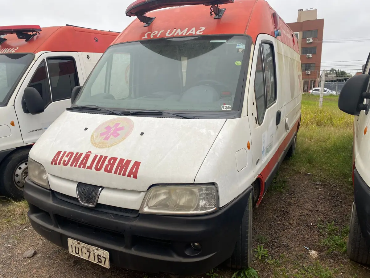 LOTE 001 - Ambulância PEUGEOT/BOXER, ano 2012/2013.