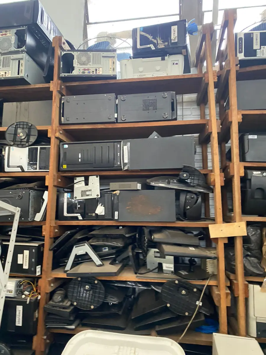 LOTE 009 - Sucatas em geral de equipamentos eletrônicos