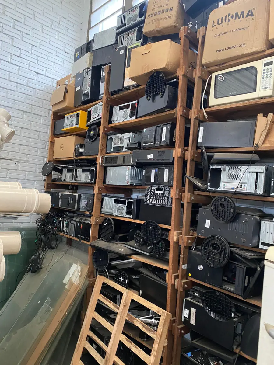 LOTE 009 - Sucatas em geral de equipamentos eletrônicos