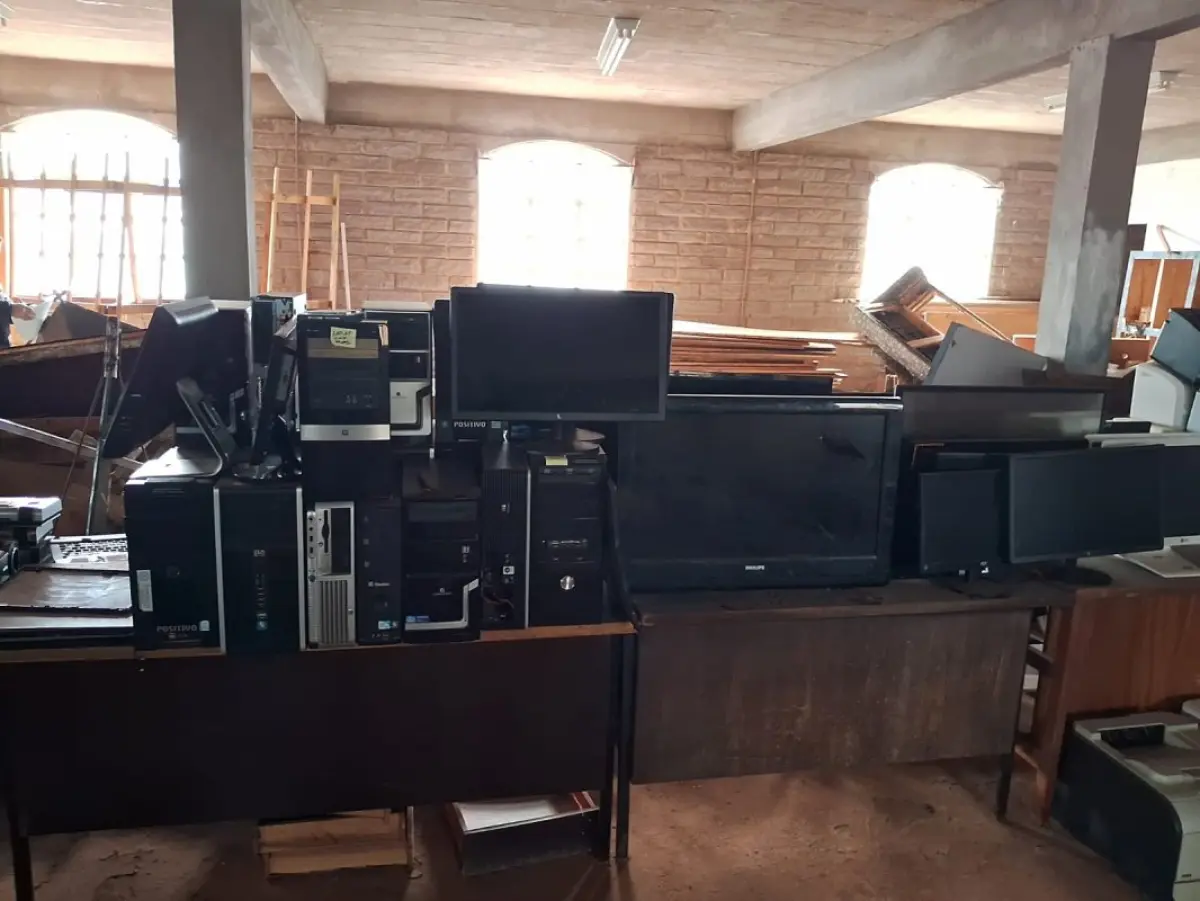 LOTE 012 - Sucatas de Equipamentos de Informática