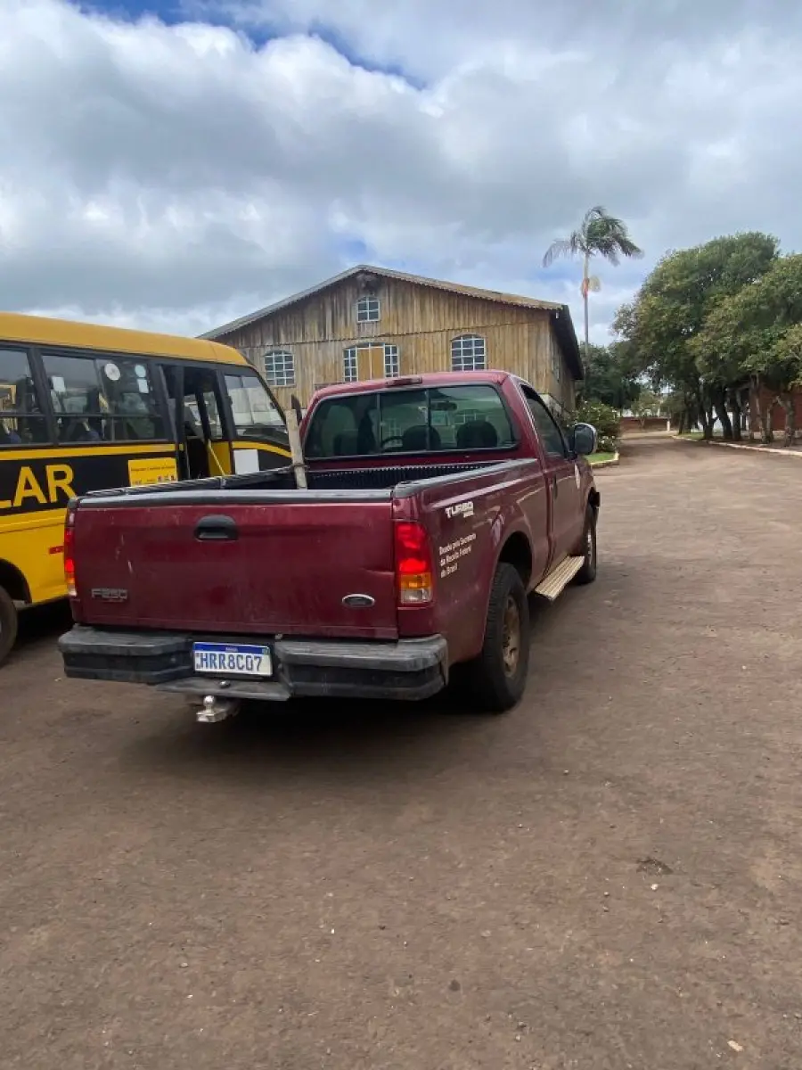 LOTE 005 - Camionete Ford F 250 XL, ano modelo 2001, placas HRR-8C07, cor vermelha