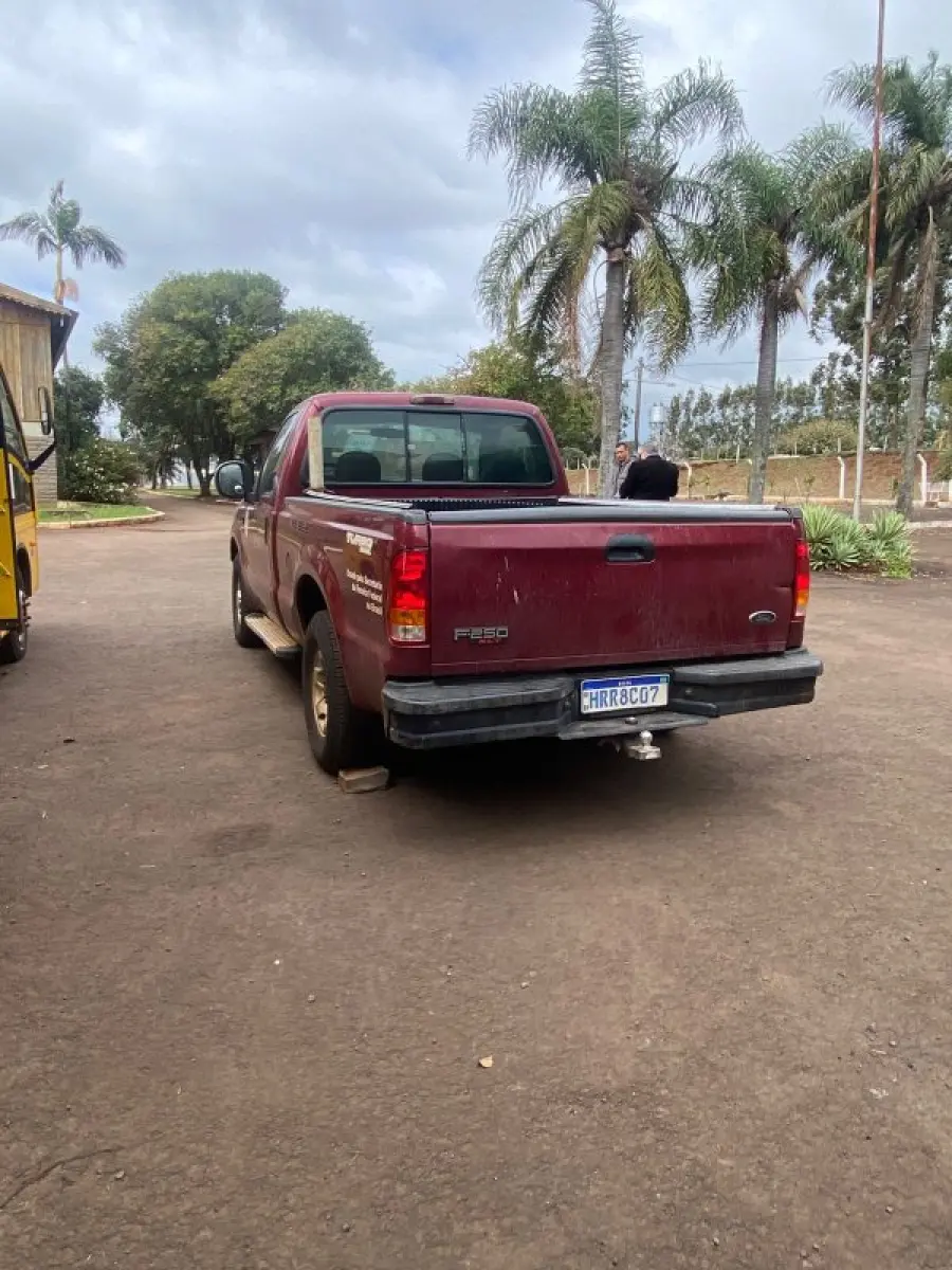 LOTE 005 - Camionete Ford F 250 XL, ano modelo 2001, placas HRR-8C07, cor vermelha