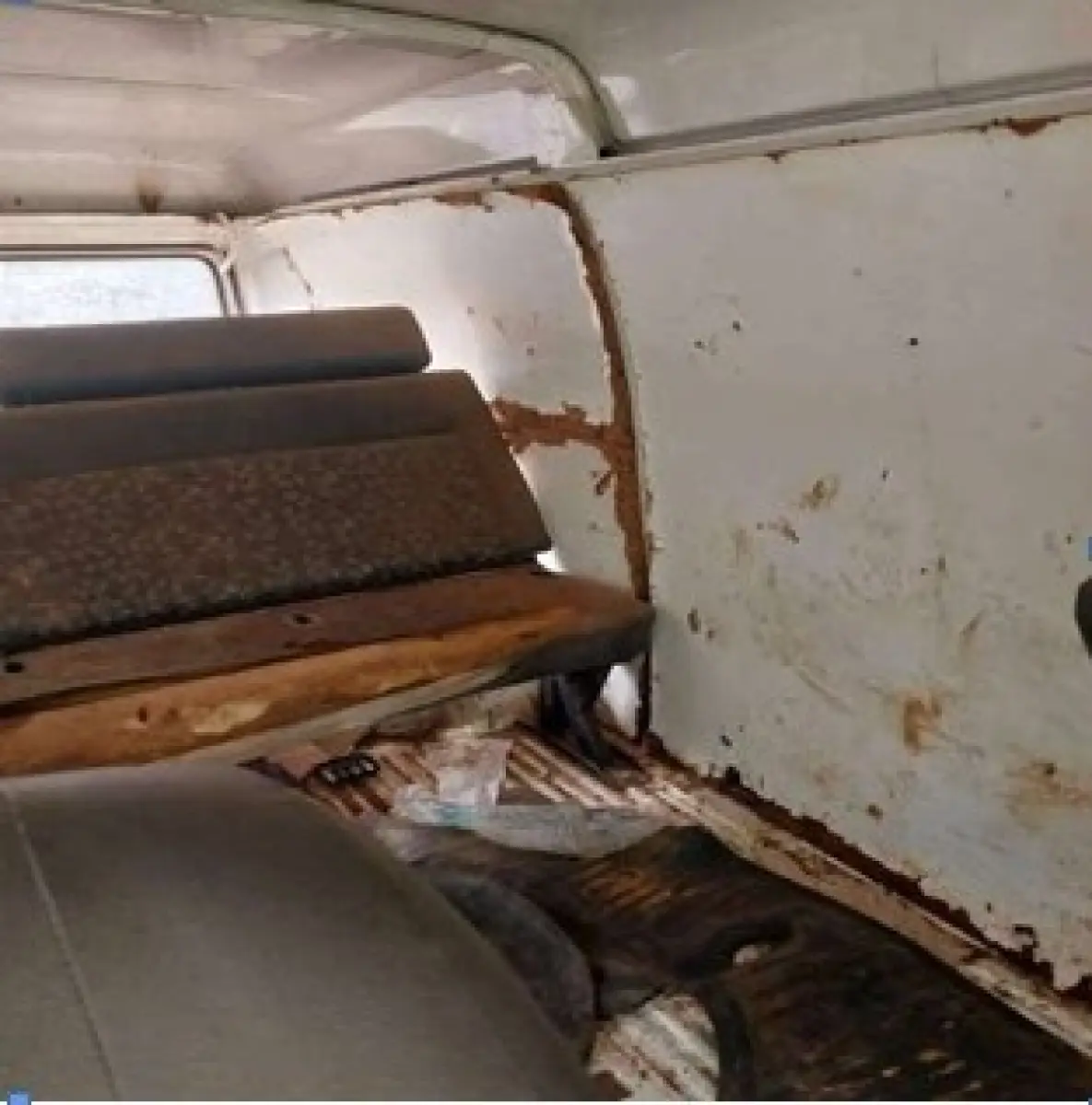 LOTE 011 - KOMBI FURGÃO, ANO 2011