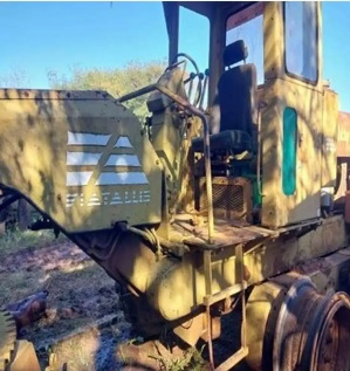 LOTE 015 - MOTONIVELADORA FIAT ALLIS ANO 1989